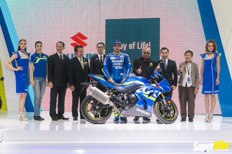 Suzuki เปิดตัวรถใหม่พร้อมกระทบไหล่นักแข่งจากทีม Suzuki Ecstar