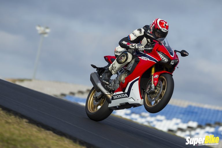 Clinton บินไปยัง Portimao เพื่อทดสอบเจ้า Fireblade RR และ SP ในรอบสื่อ เขากลับมาพร้อมความประทับใจ และนี่คือเรื่องราวของเขา