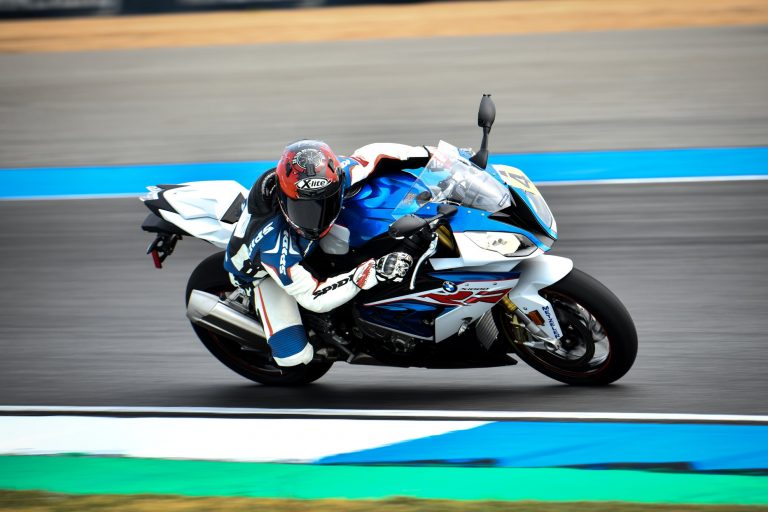 BMW Motorrad พาเรียนขับขี่สไตล์เรซซิ่งกับ California Superbike School