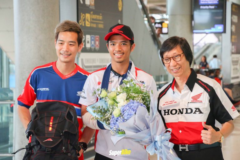 “ก้อง” สมเกียรติ บินกลับไทยพักฟื้นหลังผ่าตัดจากแพทย์มือหนึ่งของMotoGP