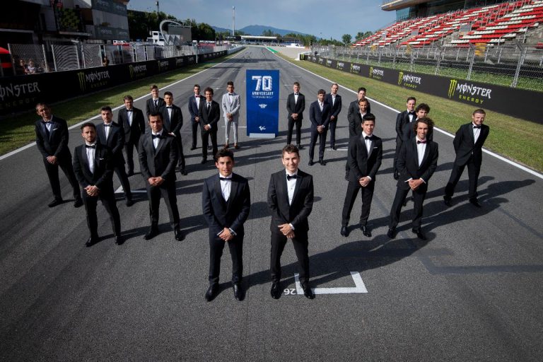 นักบิด MotoGP ใส่สูทร่วมฉลอง 70 ปี รายการ MOTO GP